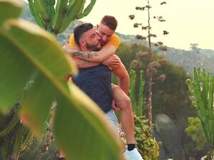 Pareja gay follando anal en unas vacaciones en el campo