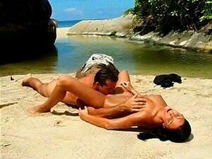 pareja y trío en la playa