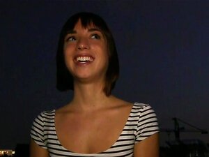 Estudiante amateur follando al aire libre por la noche por dinero en