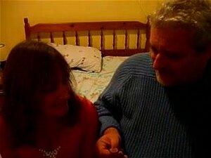 Juego de par azotes, pareja lanzando una moneda en la que el perdedor