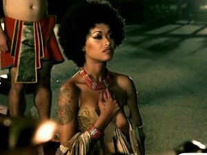 Apretada morena de pelo afro follada por un faraón cachondo. Afro