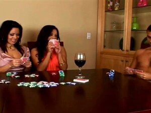 Stip poker con morenas sexys. Strip poker con dos morenas muy sexys
