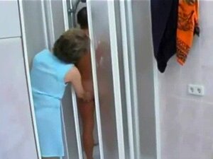 Una madura puta seduce a un hombre más joven en la ducha