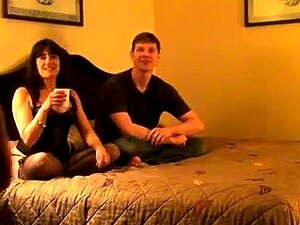 Amantes maduras cachondas invitan a un hombre nuevo para un trío