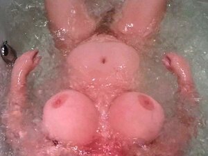 BBW jen en un jacuzzi con sus grandes tetas