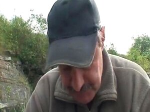 Pareja madura divirtiéndose en la naturaleza. La rubia caliente está