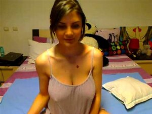Tetas de morena universitaria fuera - Mira la Parte 2 en WildFuckCam