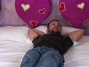 Dos chicos latinos tienen un juego previo caliente