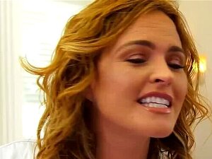 La madrastra seduce a su hijastra y le da consejos lésbicos calientes