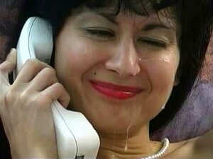 Gal por teléfono tiene su cara asustada