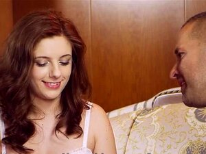 La ambiciosa chica izolda maneja una tubería con maestría. Las