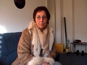 Una abuela alemana sexualmente excitada disfruta de un polvo con su
