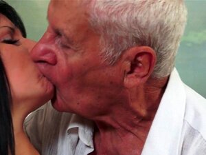 eurobabe elegante se folla al viejo. Una eurobabe elegante folla y