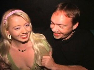 Rubia tetona y puta se folla en un teatro porno