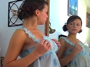 Fantasía en solitario con su nuevo juguete en escenas de