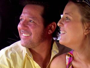 Pareja swinger hace una actuación sexy en la ducha antes de entrar en