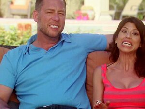 Parejas calientes se juntan para ir de fiesta en el club nocturno