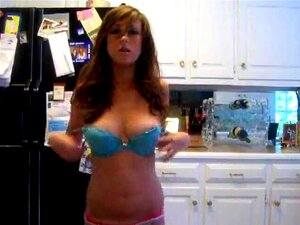 Una linda fresca engaña para un striptease
